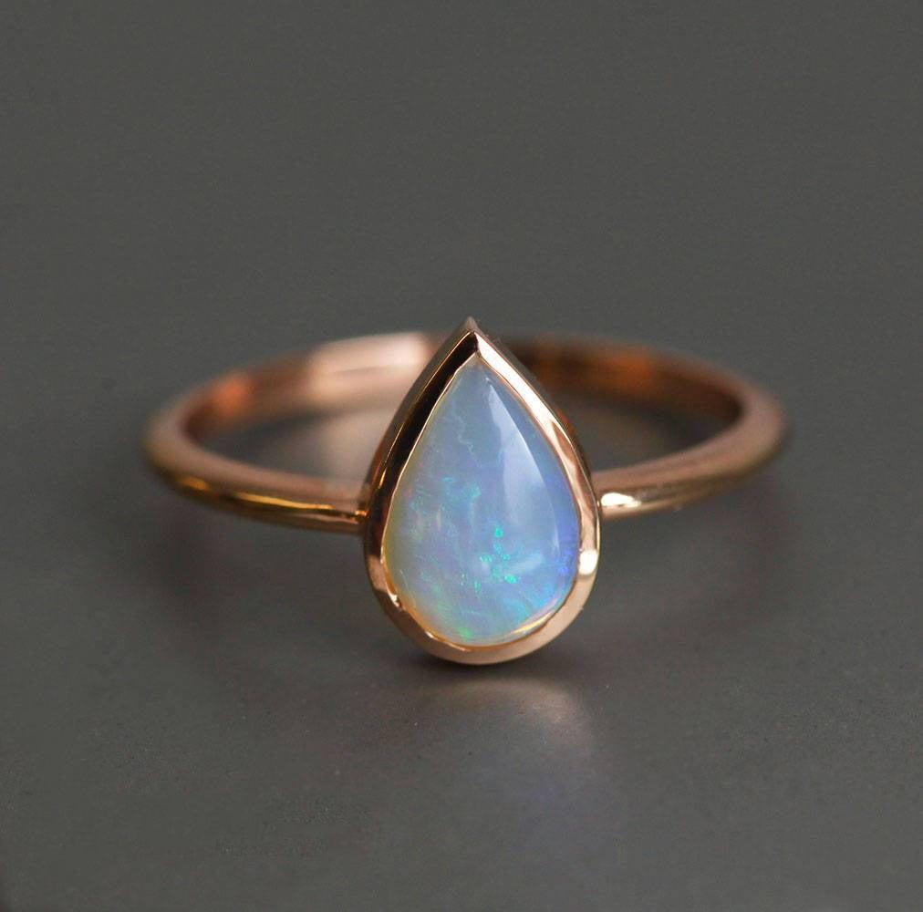 Schlichter Design-Solitär-Birnen-Ring mit australischem Opal