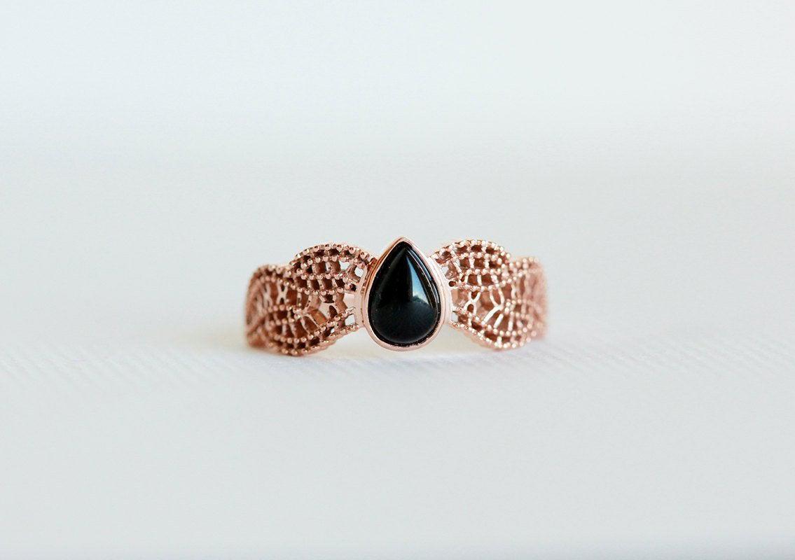 SCHWARZER ONYX-RING, GOLD-Milgrain-RING-Capucinne