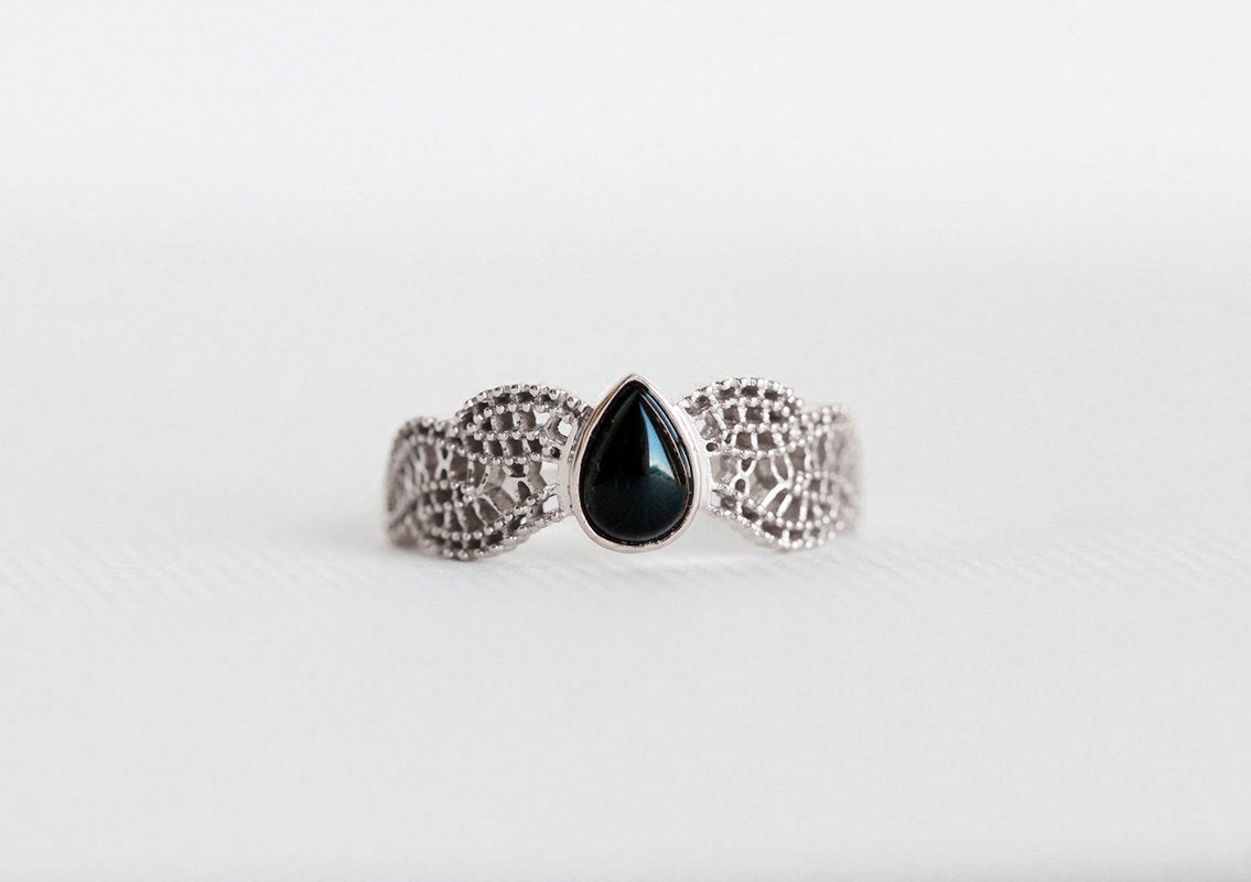 SCHWARZER ONYX-RING, GOLD-Milgrain-RING-Capucinne