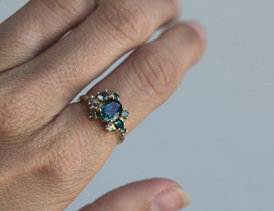 Blauer ovaler Saphirring mit Diamantcluster