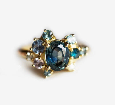 Blauer ovaler Saphirring mit Diamantcluster