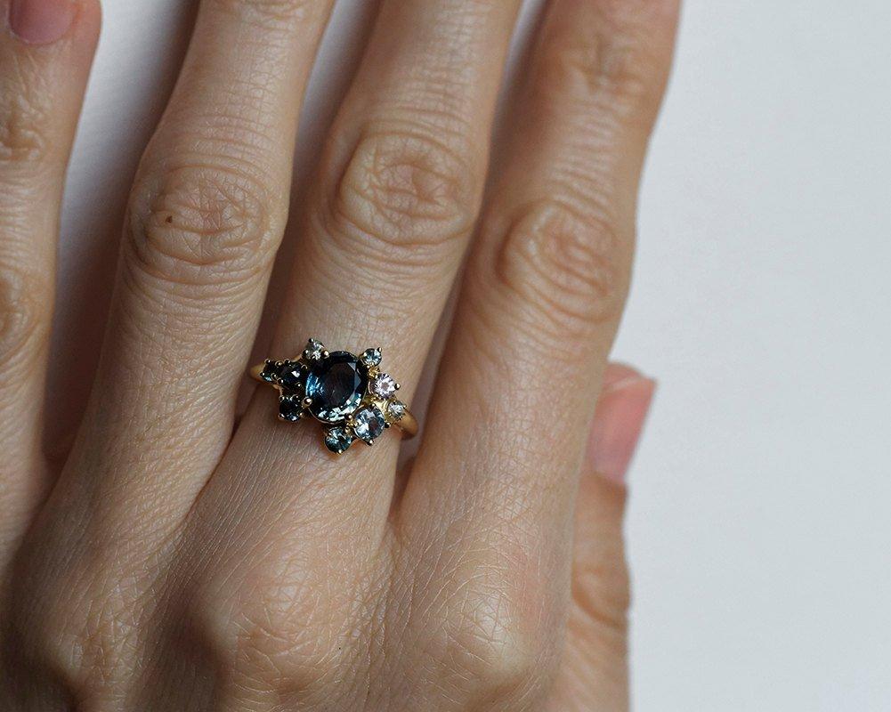 Blauer ovaler Saphirring mit Diamantcluster