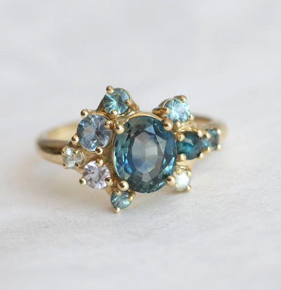 Blauer ovaler Saphirring mit Diamantcluster