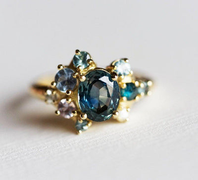 Blauer ovaler Saphirring mit Diamantcluster