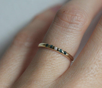 Runder weißer Diamantring mit 4 seitlichen blauen runden Diamanten