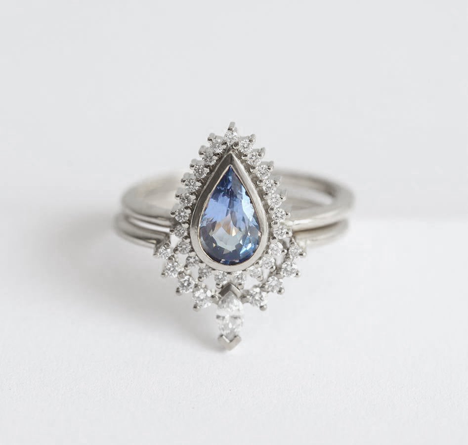 Birnenförmiger blauer Saphirring mit Diamant-Heiligenschein