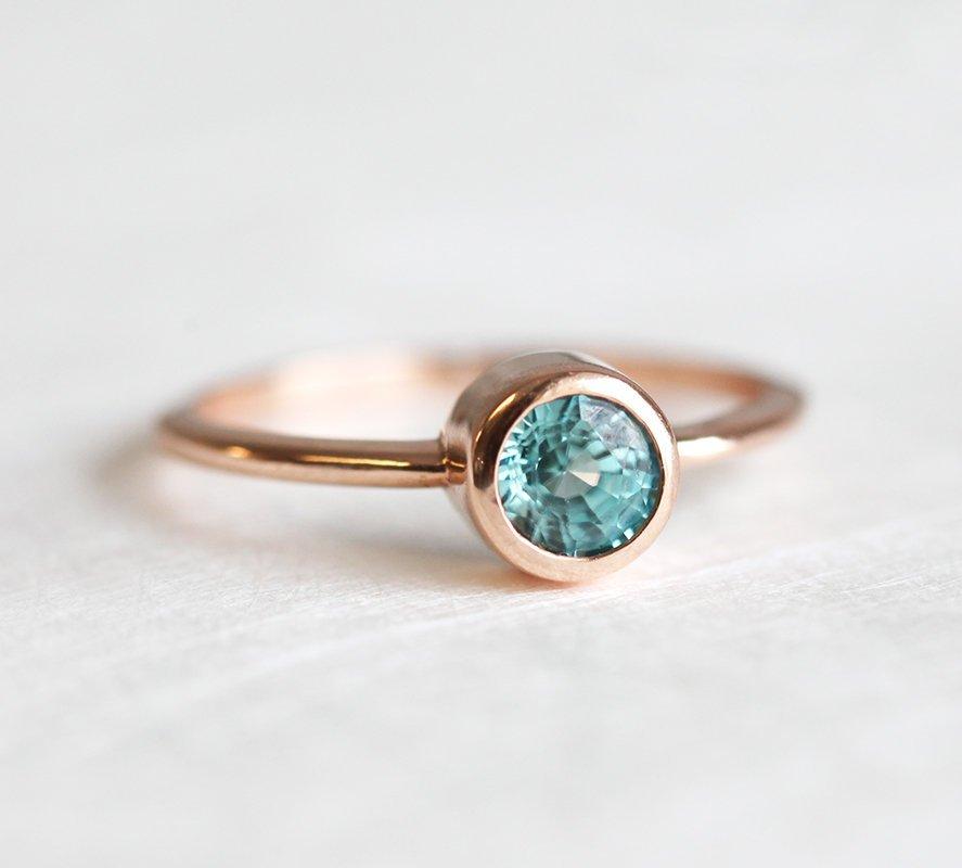 Blauer Zirkon-Ring, Roségold-Band-Capucinne