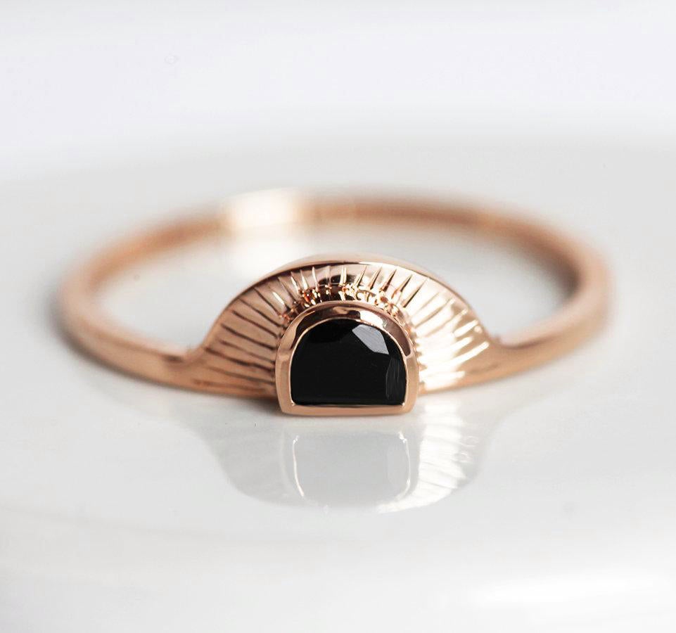 Böhmischer Halbmond-Spinell-Onyx- und Gold-Sonnenuntergang-Ring-Capucinne