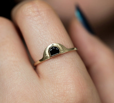 Böhmischer Halbmond-Spinell-Onyx- und Gold-Sonnenuntergang-Ring-Capucinne