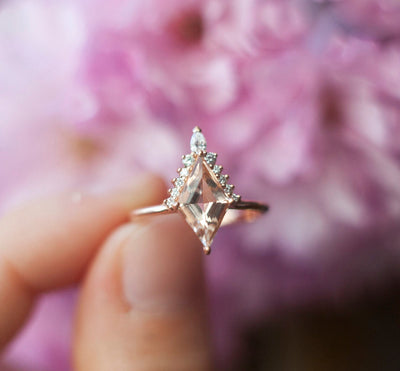 Kite-Morganit-Ring mit seitlich runden und weißen Diamanten im Tropfenschliff