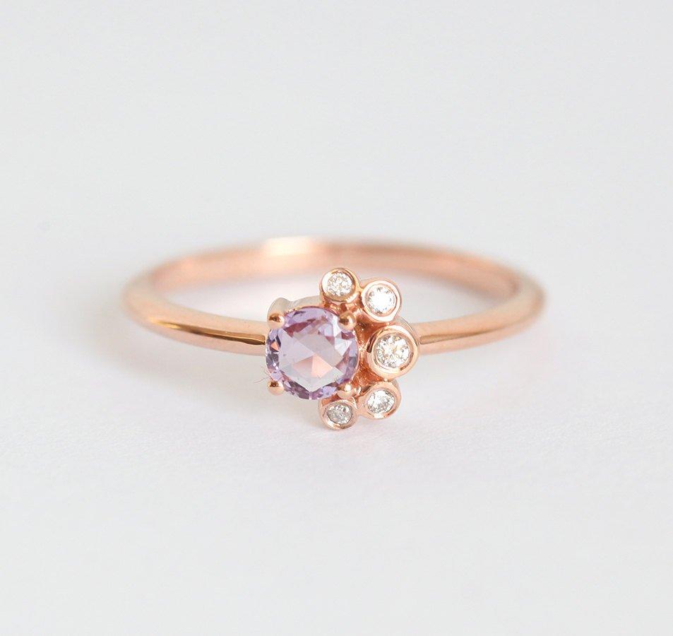 Clusterring mit rosa Saphir, weißen Diamanten und Goldring. Anspruchsvolles asymmetrisches Design.