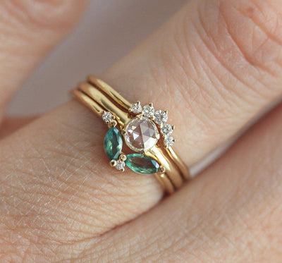 Alexandrit-Ring im Marquise-Schliff mit 2 runden Diamanten und einem runden weißen Diamant-Hauptring