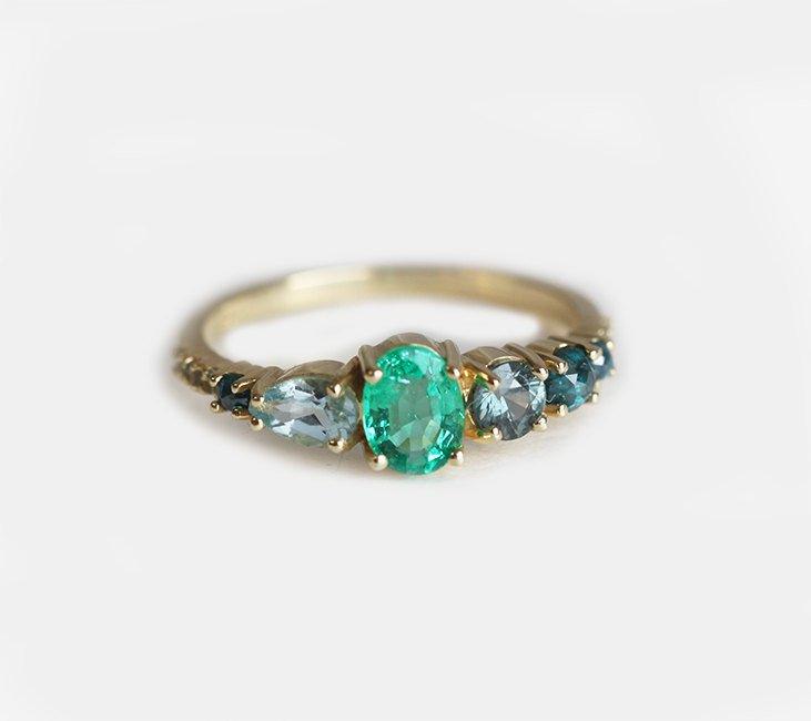 Ovaler Smaragd-Cluster-Ring mit weißen, blauen Diamanten, Saphir- und Aquamarinsteinen