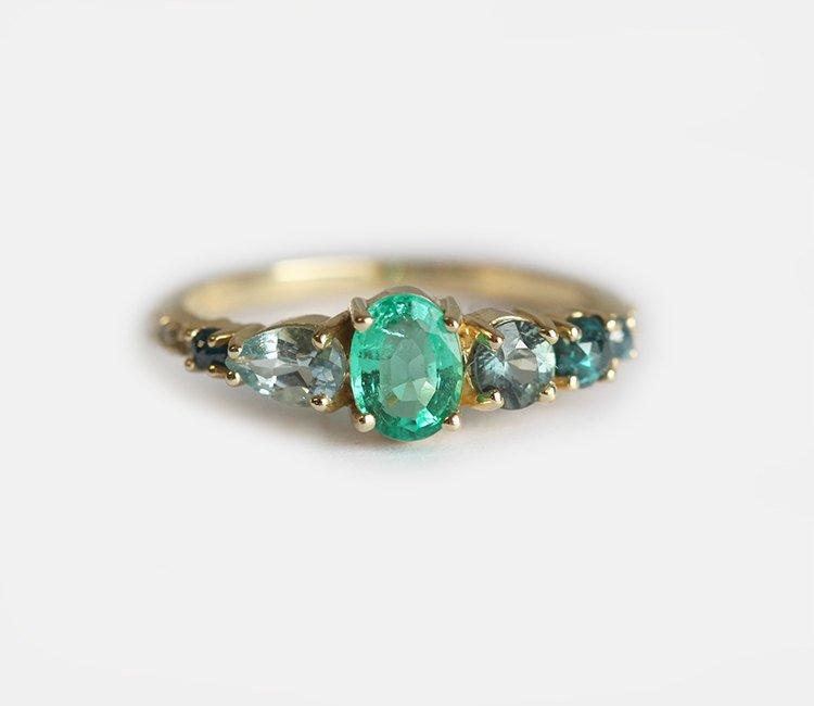 Ovaler Smaragd-Cluster-Ring mit weißen, blauen Diamanten, Saphir- und Aquamarinsteinen