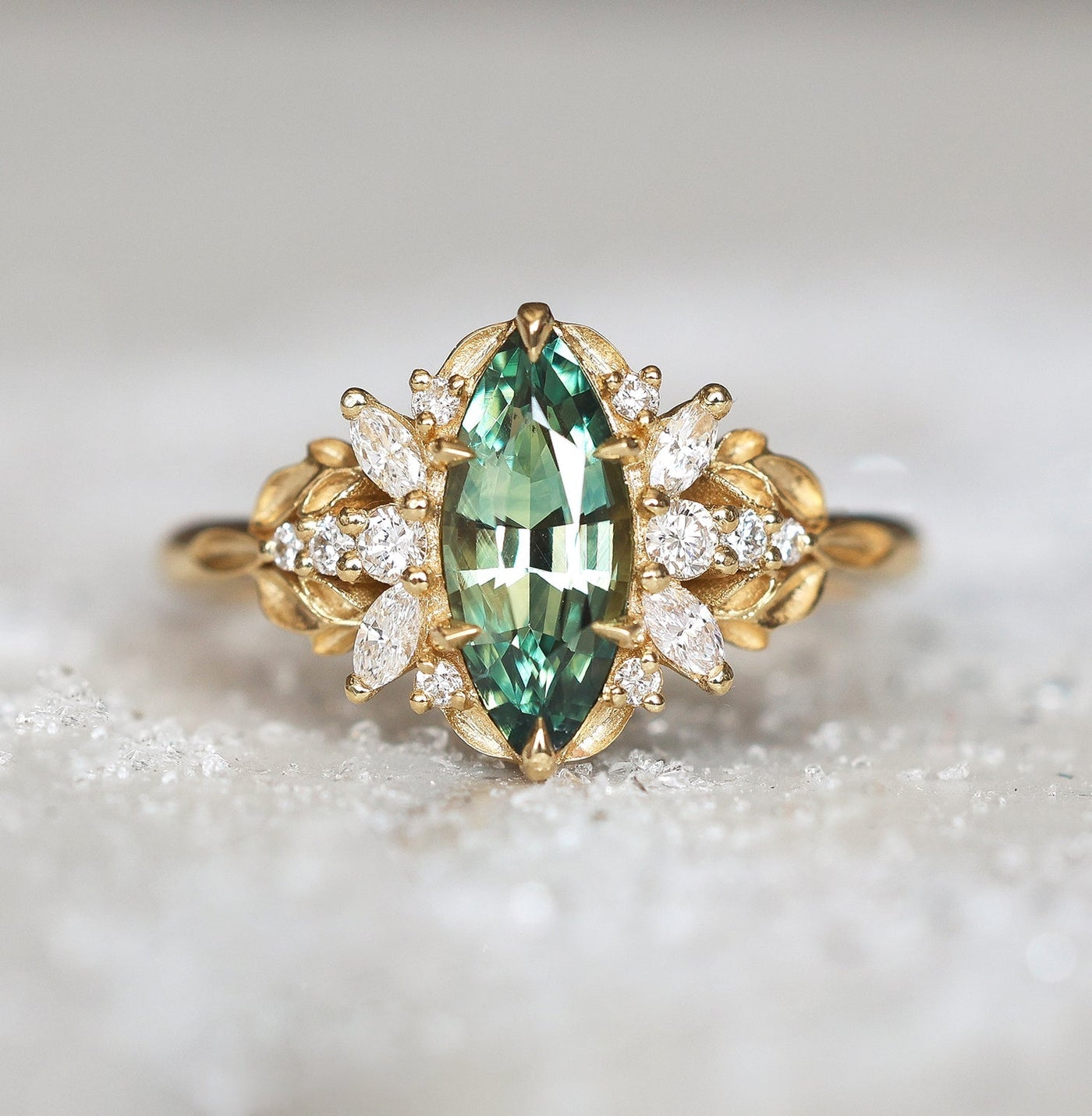 Verlobungsring mit Bronte-Blatt-Saphir und Diamant