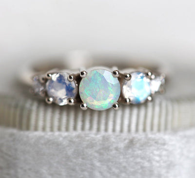 Runder Opal-Cluster-Ring mit seitlichen Mondsteinen und weißen Diamanten