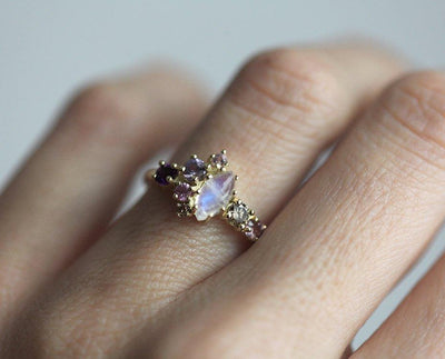 Verlobungsring aus Mondstein im Marquiseschliff mit Amethyst, Saphir und weißem Diamant