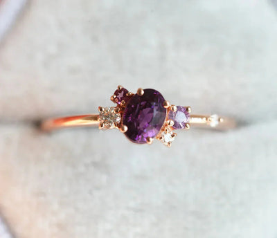 Lila ovaler Saphirring mit Clusterdiamanten und Amethyst