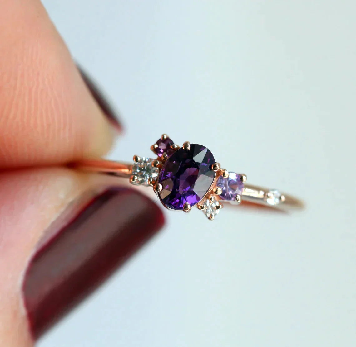 Lila ovaler Saphirring mit Clusterdiamanten und Amethyst