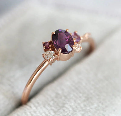 Lila ovaler Saphirring mit Clusterdiamanten und Amethyst