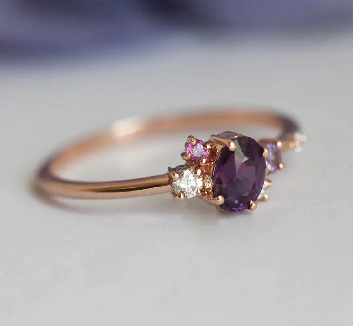 Lila ovaler Saphirring mit Clusterdiamanten und Amethyst