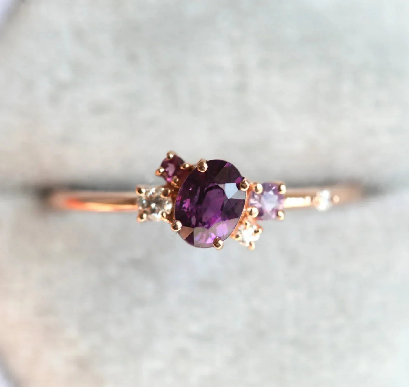 Lila ovaler Saphirring mit Clusterdiamanten und Amethyst