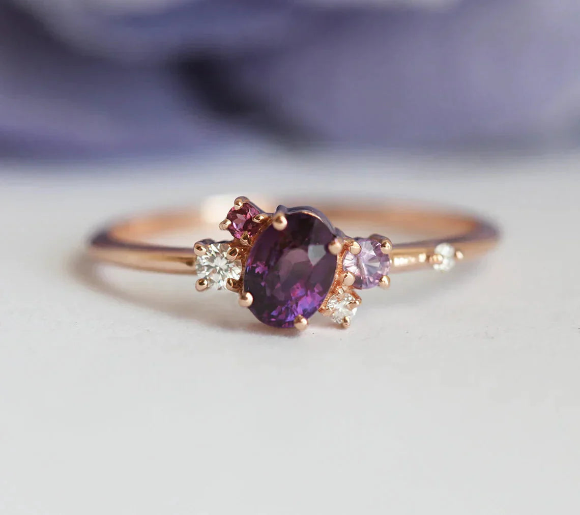 Lila ovaler Saphirring mit Clusterdiamanten und Amethyst