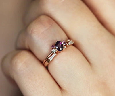 Lila ovaler Saphirring mit Clusterdiamanten und Amethyst