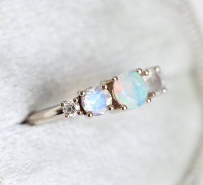 Runder Opal-Cluster-Ring mit seitlichen Mondsteinen und weißen Diamanten