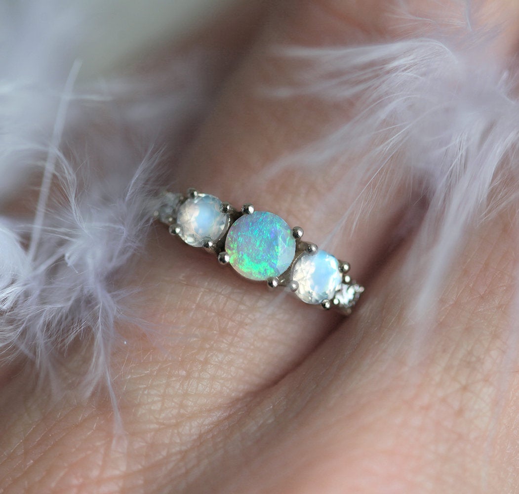 Runder Opal-Cluster-Ring mit seitlichen Mondsteinen und weißen Diamanten