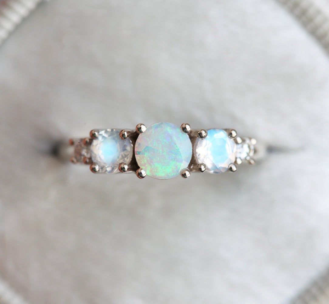 Runder Opal-Cluster-Ring mit seitlichen Mondsteinen und weißen Diamanten