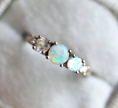 Runder Opal-Cluster-Ring mit seitlichen Mondsteinen und weißen Diamanten