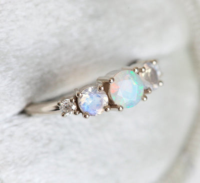 Runder Opal-Cluster-Ring mit seitlichen Mondsteinen und weißen Diamanten