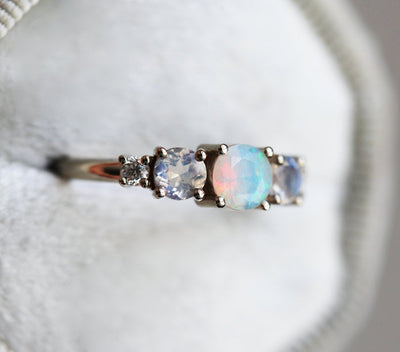 Runder Opal-Cluster-Ring mit seitlichen Mondsteinen und weißen Diamanten