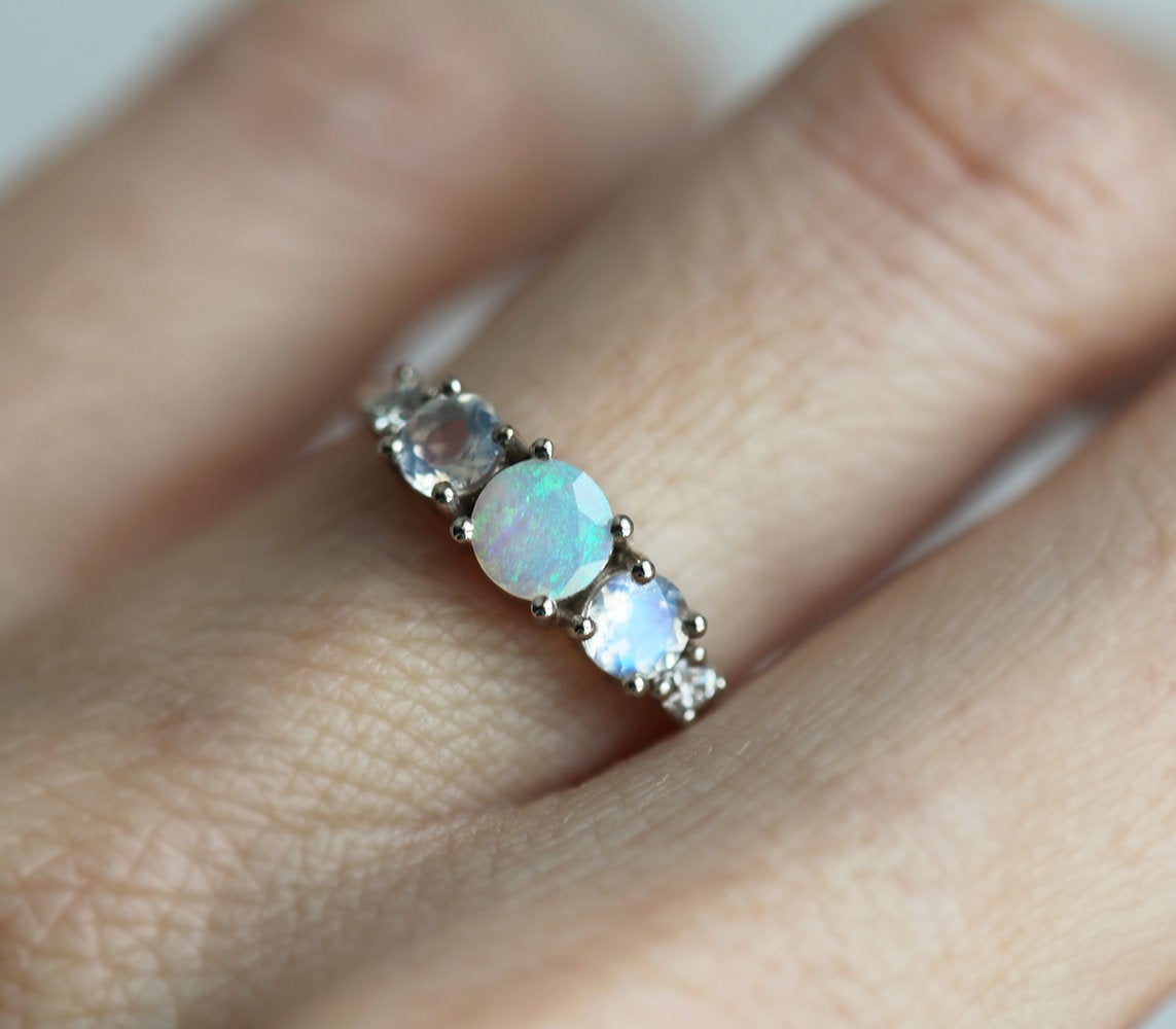 Runder Opal-Cluster-Ring mit seitlichen Mondsteinen und weißen Diamanten