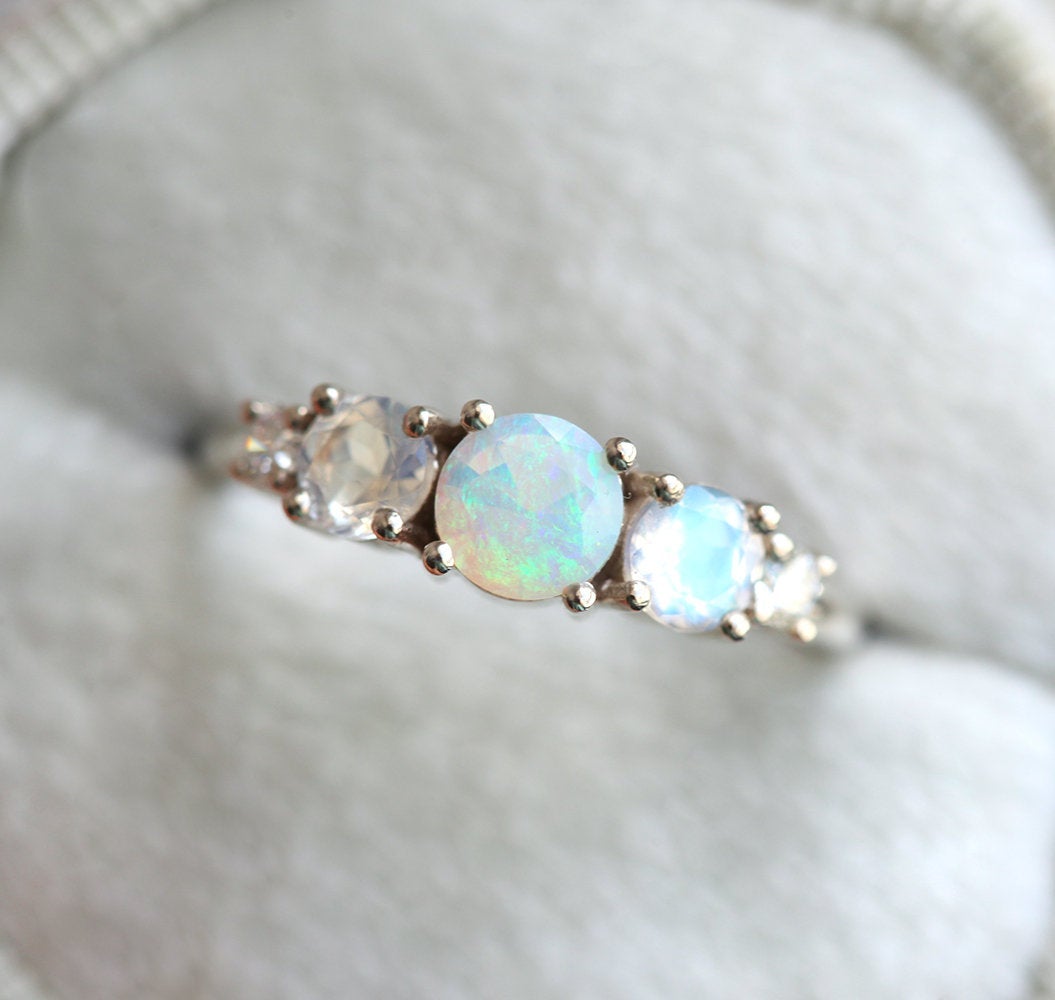 Runder Opal-Cluster-Ring mit seitlichen Mondsteinen und weißen Diamanten