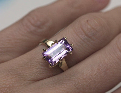 Baguette-Amethyst-Solitär-Goldring mit einzigartiger Lünette