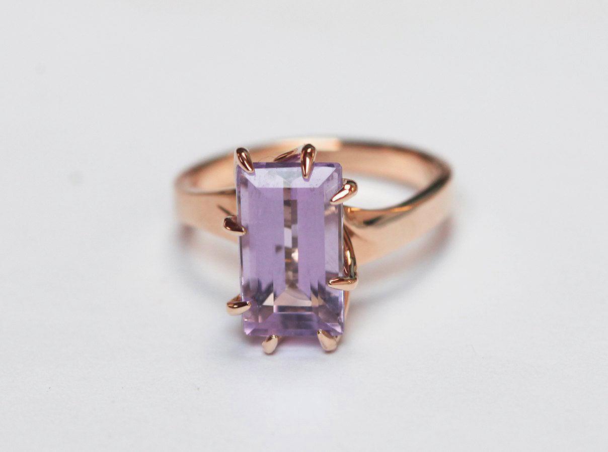 Baguette-Amethyst-Solitär-Goldring mit einzigartiger Lünette