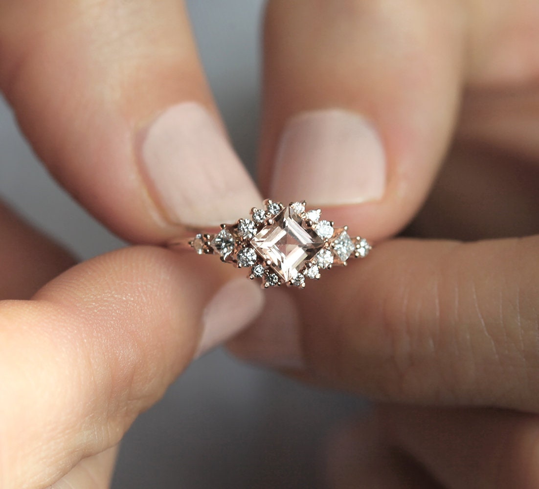 Quadratischer Morganit-Halo-Ring mit runden weißen Diamanten im Prinzessschliff, die den zentralen Edelstein umgeben