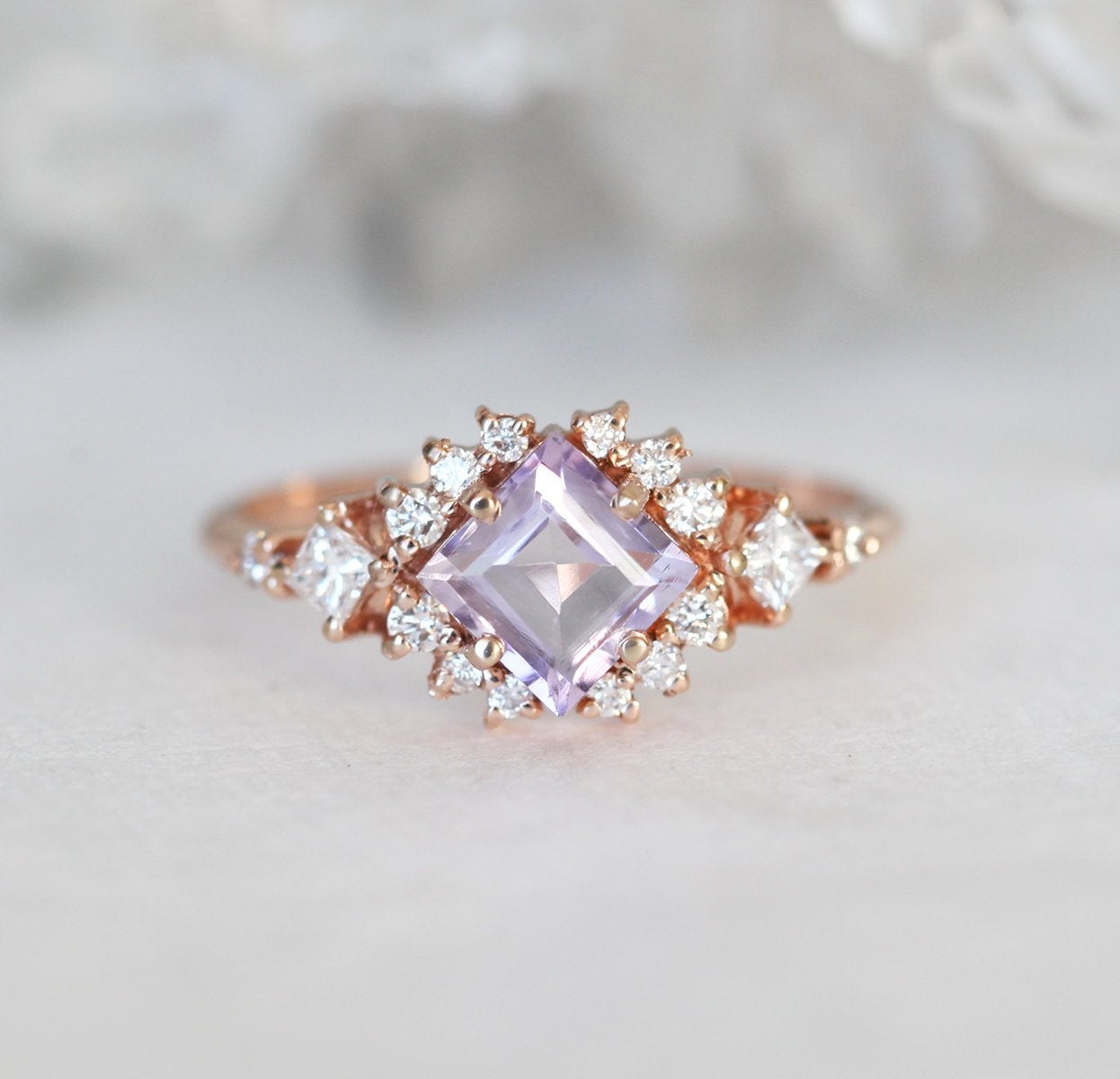 Cluster-Ring mit Amethyst-Diamant im Quadratschliff