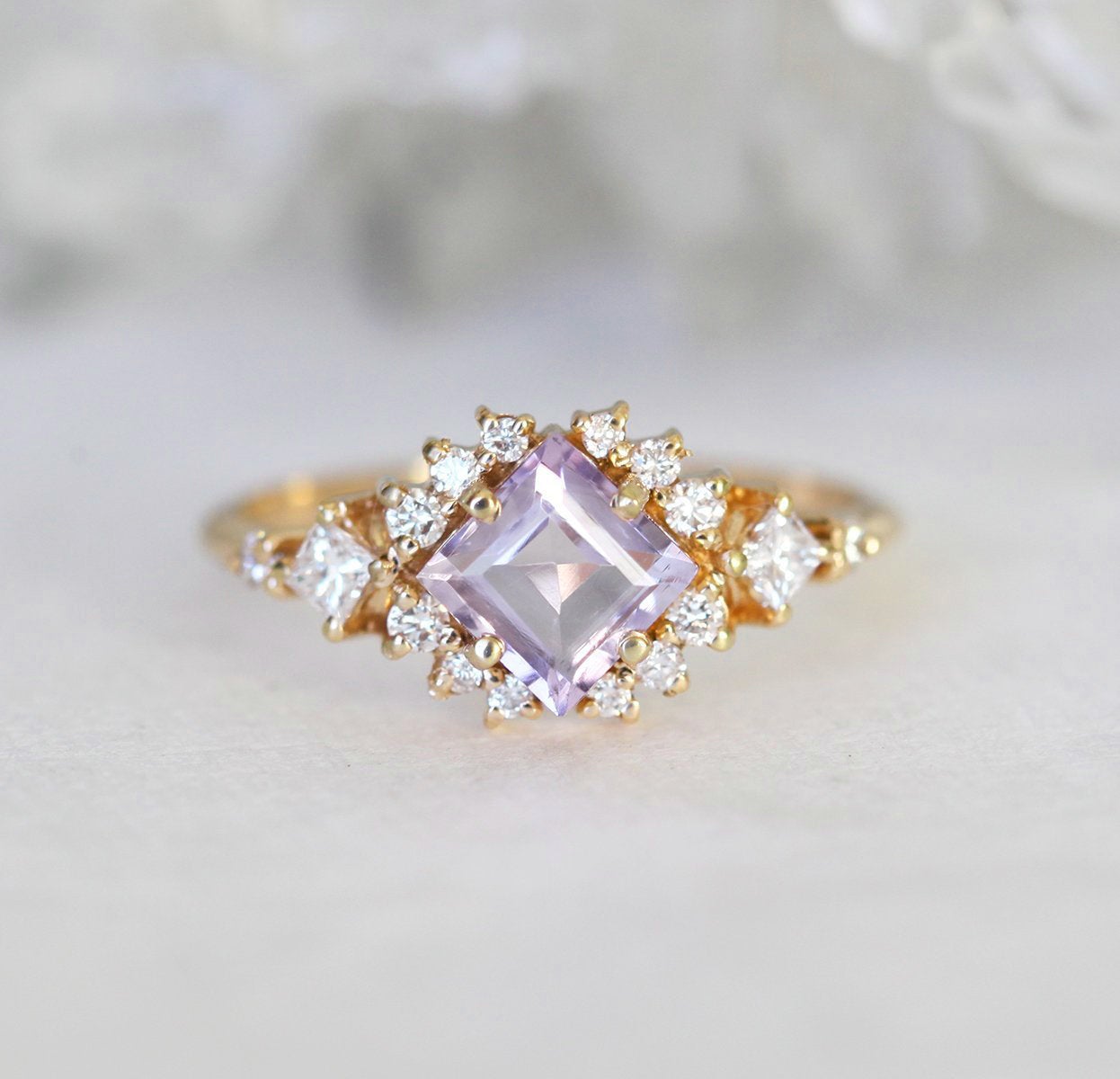 Gold-Clusterring mit Amethyst-Diamanten im quadratischen Schliff