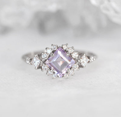 Weißgold-Clusterring mit quadratisch geschliffenem Amethyst-Diamant