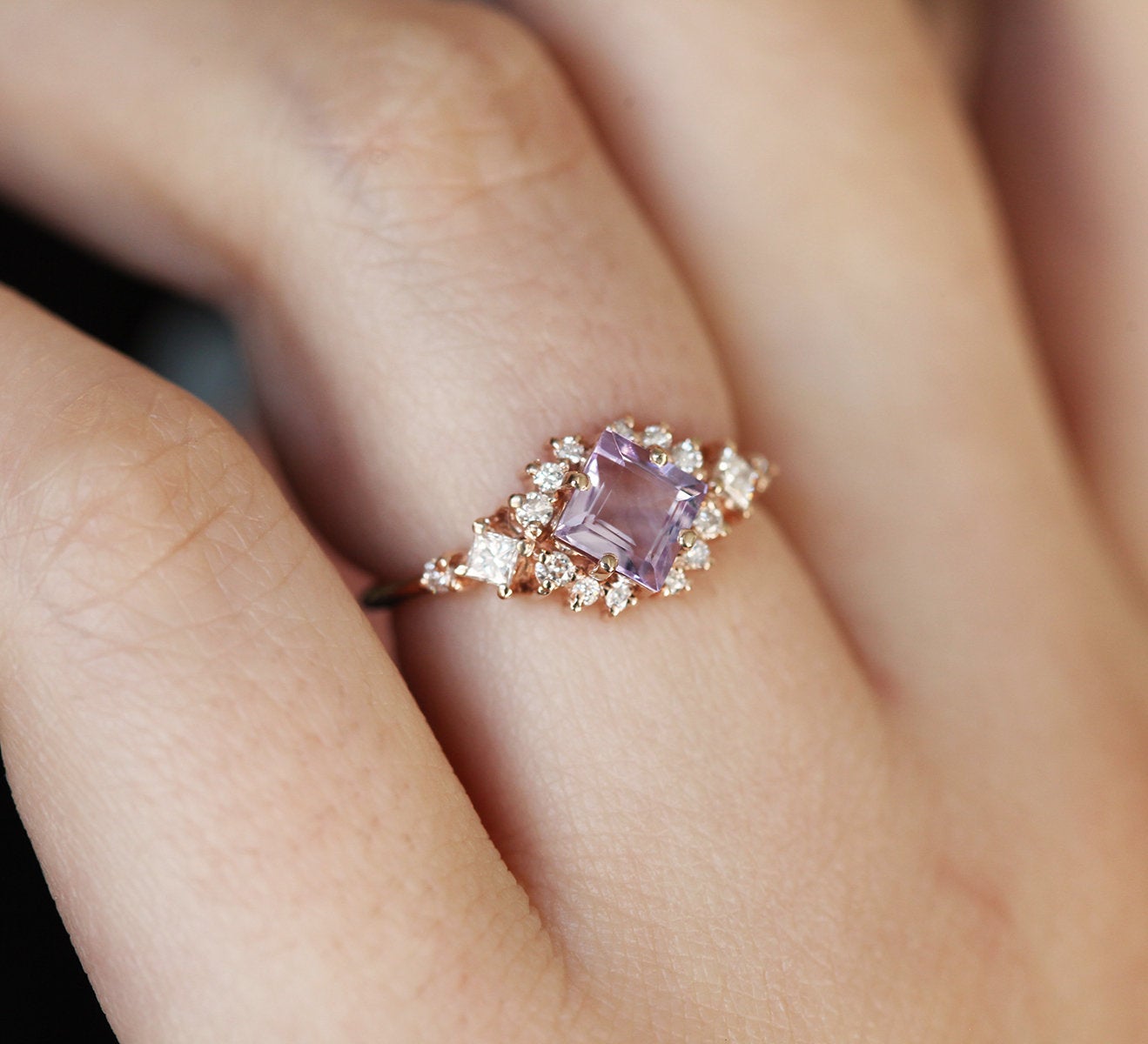 Cluster-Ring mit Amethyst-Diamant im Quadratschliff