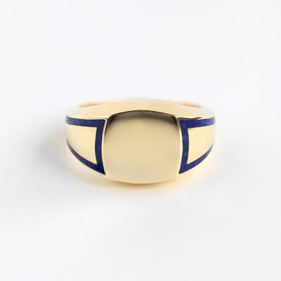 Gold-Inlay-Bandring mit Lapislazuli-Edelstein, polierte Oberfläche. Anpassbares Design.