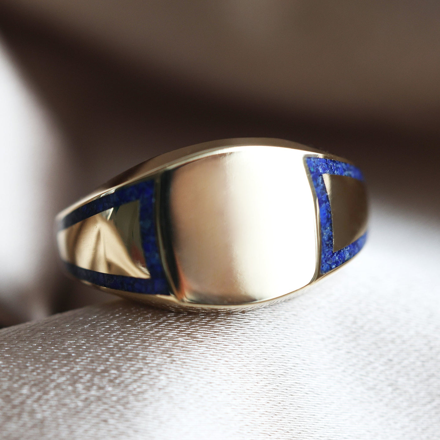 Goldring mit Lapislazuli-Einlage, 11 mm vordere Breite, polierte Oberfläche. Hergestellt aus 14-karätigem und 18-karätigem Gold oder Platin.