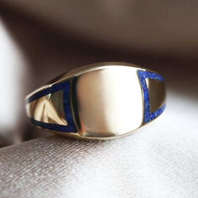 Goldring mit Lapislazuli-Einlage, 11 mm vordere Breite, polierte Oberfläche. Hergestellt aus 14-karätigem und 18-karätigem Gold oder Platin.