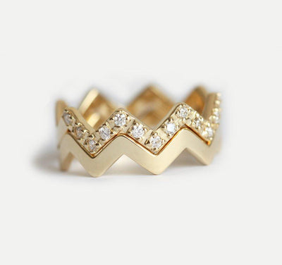 Runder Zickzack-Eternity-Goldring mit weißem Diamant und goldenem Zickzackband