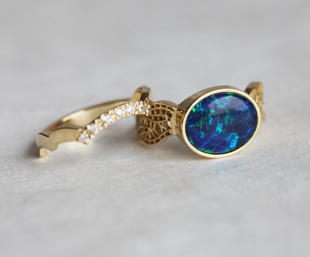 Schwarzer ovaler Opal-Goldring, besetzt mit Opal als Herzstück, verziert mit Vintage-Spitze an den Seiten und einem Diamant-Spitzenband