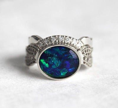 Schwarzer ovaler Opal-Goldring, besetzt mit Opal als Herzstück, verziert mit Vintage-Spitze an den Seiten und einem Diamant-Spitzenband