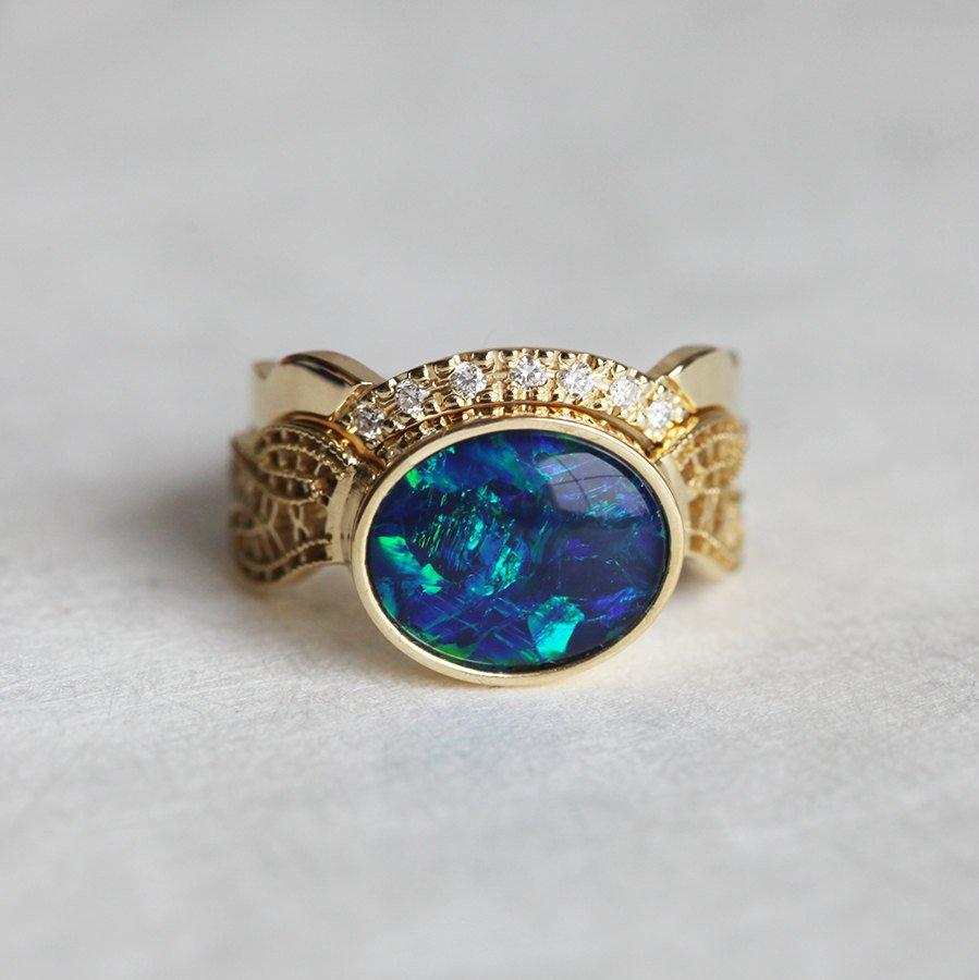 Schwarzer ovaler Opal-Goldring, besetzt mit Opal als Herzstück, verziert mit Vintage-Spitze an den Seiten und einem Diamant-Spitzenband